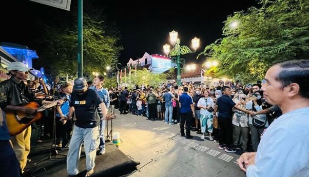 Momen Jokowi Nikmati Suasana Malam di Malioboro: Dengarkan Nyanyian Seniman Jalanan dan Sapa Warga