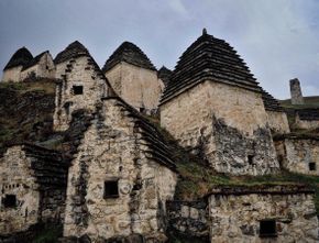 Kisah Kota Orang Mati: Istana 10.000 Mayat