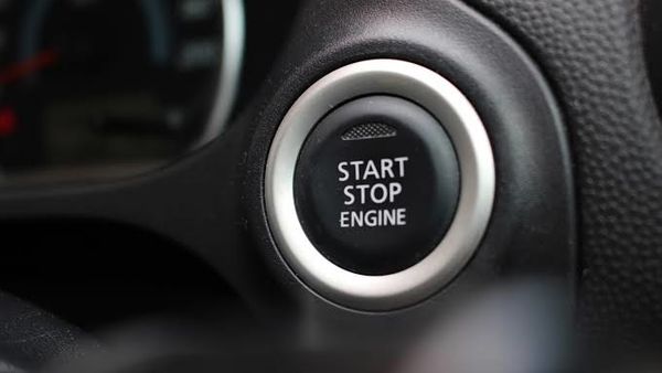 Ketahui Cara Menyalakan Mobil Start Engine dengan Keyless Entry yang Benar