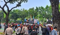 Buruh Berdemonstrasi di Balai Kota, Minta Heru Budi Naikkan UMP 2024 Jadi Rp5,6 Juta