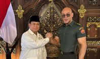 Menhan Prabowo Anugerahkan Pangkat Kolonel Tituler TNI AD ke Deddy Corbuzier