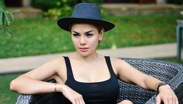 Ngaku Hyper, Koleksi Dildo Nikita Mirzani Satu Koper