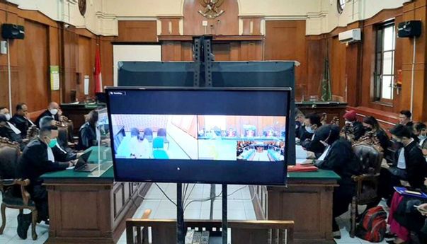 Hakim Menolak Eksepsi Tiga Polisi yang Menjadi Terdakwa Tragedi Kanjuruhan