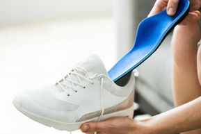 Hilangkan Bau Tak Sedap, Ini 3 Cara Mudah Bersihkan Sol Dalam Sepatu