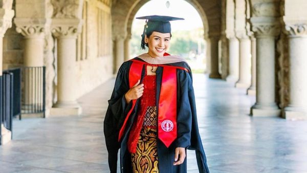 Pose dengan Kebaya Batik, Maudy Ayunda Lulus S2 Dua Jurusan dari Stanford University