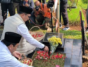 Ridwan Kamil-Suswono Awali Kampanye dengan Ziarah ke Makam Tokoh Betawi di TPU Karet