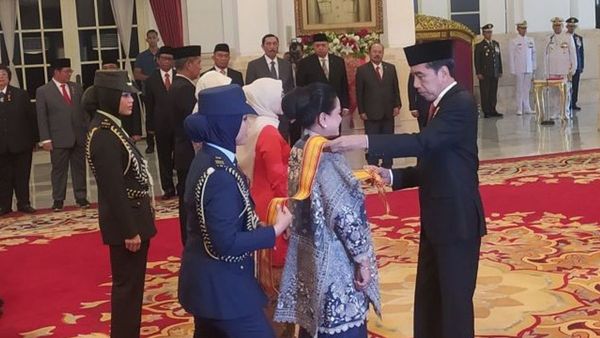 Presiden Anugerahkan Tanda Kehormatan ke Iriana Jokowi dan Sejumlah Tokoh Berjasa Lain