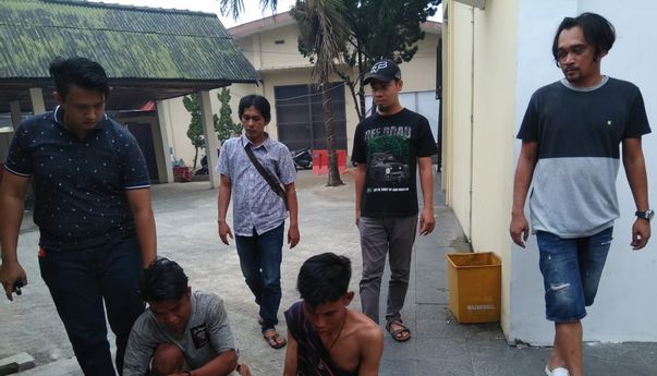 Berita Kriminal: Dua Tukang Jambret yang Terjatuh Dihajar Warga, Salah Satunya Sempat Dibakar Massa di Palembang