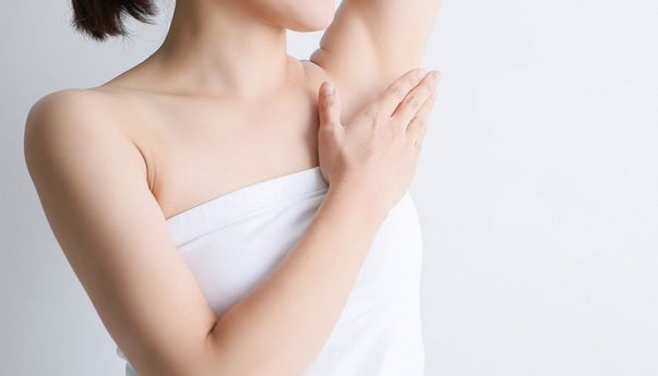 Bukan Cuma Deodoran, Ini Penyebab Ketiak Hitam dan Kusam