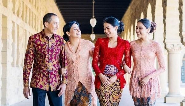 Cerita di Balik Kebaya Merah yang Dipakai Maudy Ayunda Wisuda di Stanford
