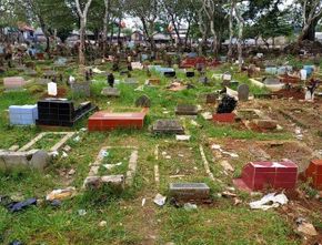 Hanya di Indonesia, Ada Dangdutan di Kuburan