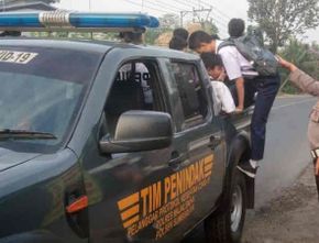 Buntut BBM Naik Sopir Angkot di Majelengka Mogok Massal, Pelajar dan Warga Diangkut Pakai Mobil Polisi
