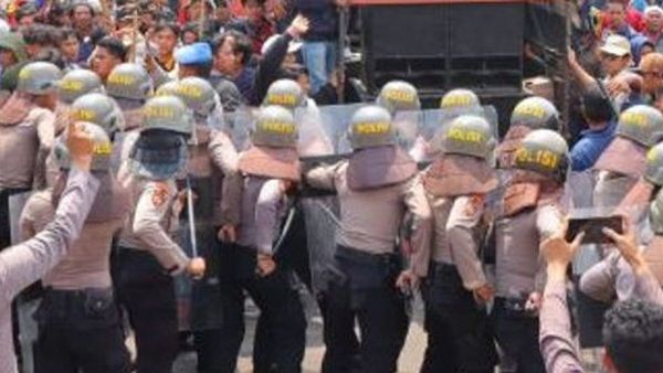 Aksi Demo Mahasiswa di Depan Balai Kota DKI Jakarta Berujung Ricuh, 7 Polisi Terluka dan 93 Orang Ditangkap