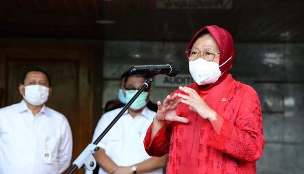 Tri Rismaharini Salurkan Bansos Tunai pada Pekan Pertama 2021 dengan Pengiriman ke Rumah
