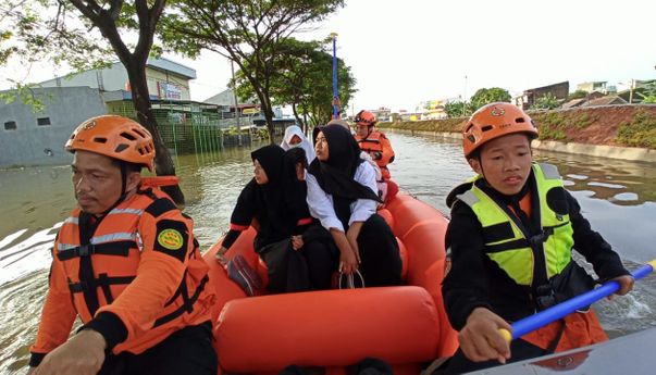 Banjir Tangerang: TASK Hidayatullah Pakai Perahu Karet untuk Membantu Warga