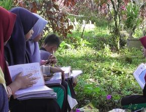 Berita Jateng: Susah Sinyal, Siswa Karangkobar Banjarnegara Terpaksa Belajar Online di Kuburan
