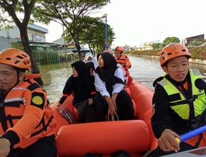 Banjir Tangerang: TASK Hidayatullah Pakai Perahu Karet untuk Membantu Warga