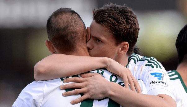 Awas, Kini Pesepakbola Dilarang Peluk-Cium di Lapangan