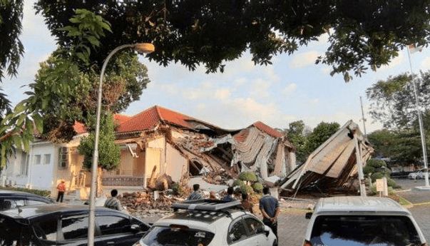Cerita Saksi Mata Robohnya Kantor OJK di Semarang: Saya Kira Sambaran Petir