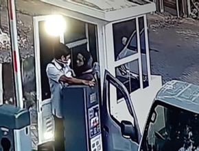 Pengendara Mobil Pukul Penjaga Loket Parkir di Makassar Viral