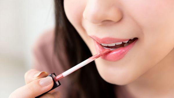 Memiliki Bibir Gelap? Ini Rekomendasi Warna Lipstik untuk Bibir yang Gelap