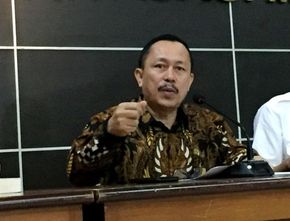 Beredar Foto Pria Diduga Ketua Komnas HAM Bersama Tommy Soeharto, Benarkah?