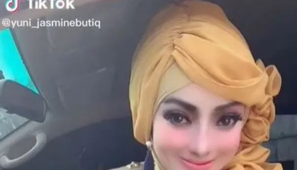 Berdandan Seperti Boneka Barbie, Wanita Berseragam PNS Viral Lantaran Dianggap Berlebihan