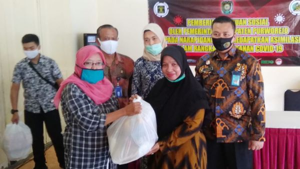 Berita Purworejo: Wakil Bupati Berikan Bantuan pada 30 Warga Binaan