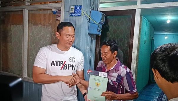 Menteri ATR/BPN AHY Serahkan 30 Sertifikat Tanah Langsung ke Warga Samarinda