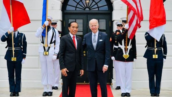 Denny Siregar Balas Ejekan Jokowi Tak Pintar Bahasa Inggris: Tuh Guru Anak Gua Jadi Presiden Lu!