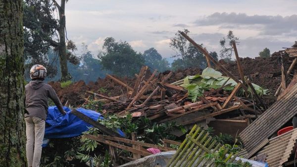 Alat Berat Tak Bisa Masuk ke Desa Cijedil Cianjur, Warga Cari Korban Gempa dengan Cara Manual