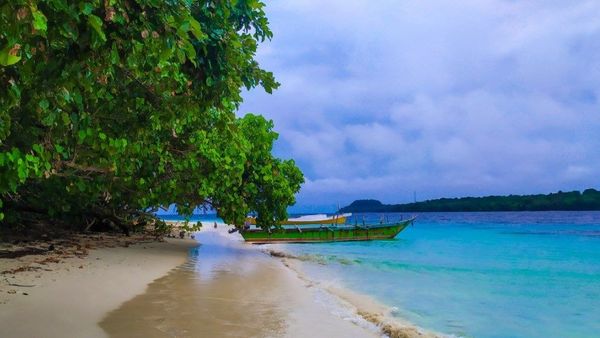 Rekomendasi Wisata Pantai di Nabire Papua dengan Panorama Eksotis