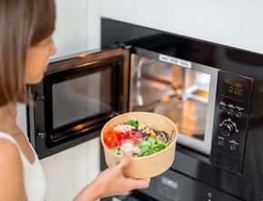 5 Makanan Ini Sebaiknya Tidak Dipanaskan Menggunakan Microwave