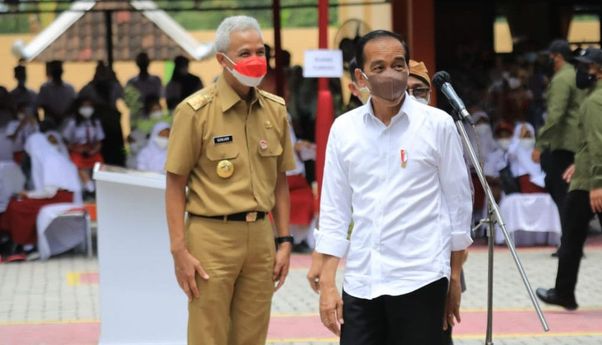 Jokowi Didampingi Ganjar Bagikan Sembako dan Kaos di Grobogan