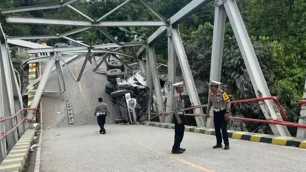 Jembatan Busui Penghubung Kaltim-Kalsel Ambruk Ditabrak Truk Semen