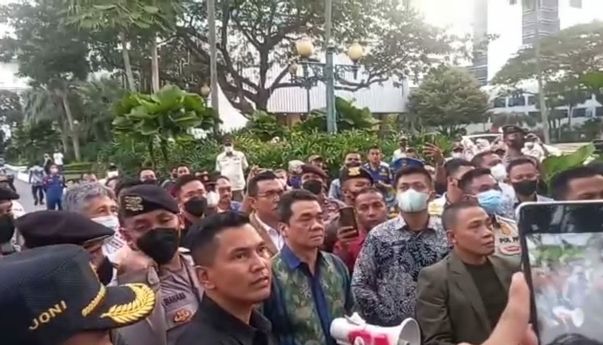 Temui Massa Aksi, Riza Patria Janji Pergub Penggusuran Sudah Dicabut Sebelum Anies Lengser