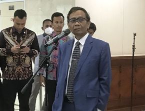 Jokowi Tunjuk Mahfud MD Jadi Plt Menkominfo usai Johnny G. Plate Ditahan sebagai Tersangka Korupsi
