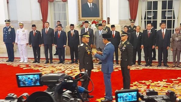Jokowi Resmi Lantik Maruli Simanjuntak sebagai KSAD Gantikan Agus Subiyanto
