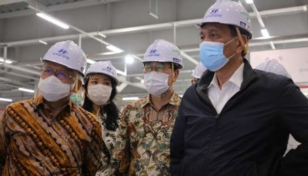 Luhut Kunjungi Pabrik Mobil Listrik Hyundai di Bekasi dan Sampaikan Apresiasinya