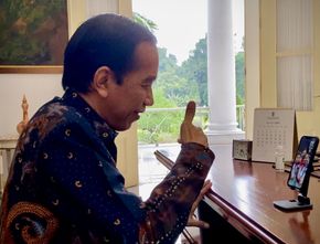 Melalui Video Call, Jokowi ke Greysia Polii/Apriyani Rahayu: Saya Tunggu di Istana!