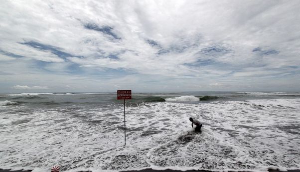 Berita Jogja: Pantai Selatan Kembali Makan Korban, Wisatawan dari Madiun Terseret Ombak Parangtritis