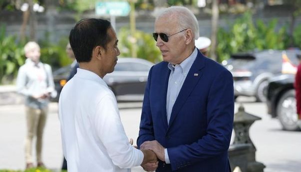 Momen Presiden Biden Tersandung dan Dibantu Presiden Jokowi Saat Berkegiatan di Taharu Bali