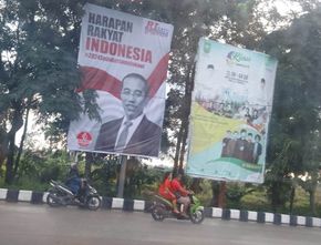Sudah Mulai, Baliho ‘Jokowi 3 Periode’ Terpampang di Pekanbaru Riau