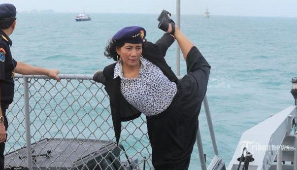 Menteri Susi Pudjiastuti Pamer Sneakers Converse dari Sampah Plastik, Berapa Harganya?