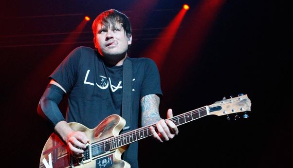 Cari Gara-gara, Mantan Personil Blink-182 Sebut Seragam Polisi Indonesia Aneh