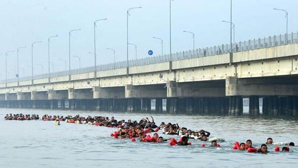 Benarkah Ada Pemudik Nekat Berbondong Renang di Bawah Jembatan Suramadu?