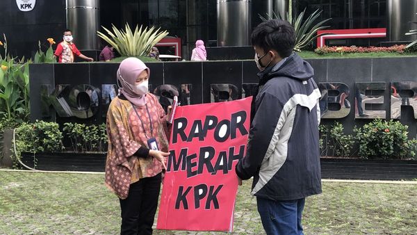 ICW Serahkan Rapor Merah Ke KPK, Pegiat Antikorupsi: KPK Hari Ini Bukan Berlakon Dalam Penegak Hukum Tapi Justru Terlihat Seperti Polisi