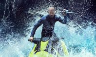 Jason Statham Kembali Beraksi Lawan Hiu Megalodon dalam Trailer Film “Meg 2: The Trench”