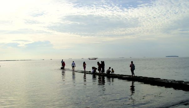 Berlibur di Pantai Tanjung Pasir Tangerang