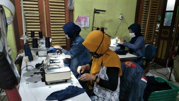Terbaru: 200 Pekerja Terdampak Pandemi Covid-19 di Bantul Membuat Masker